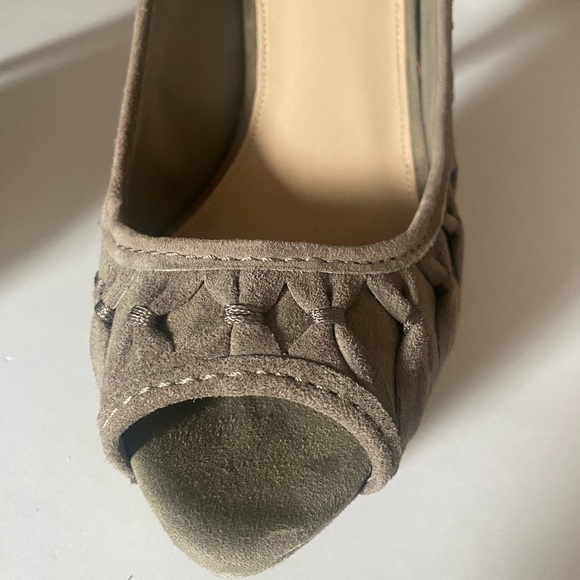 Grey suede Zara peep toe pump with allover bow detail, NWOT, sz 40 - Picture 9 of 10